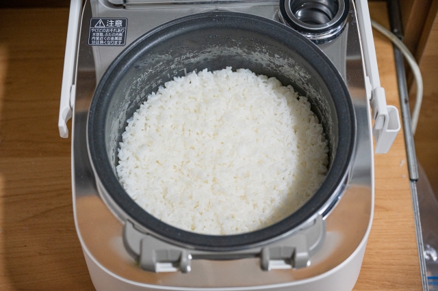 炊飯器のフタを開けて炊けたお米を確認