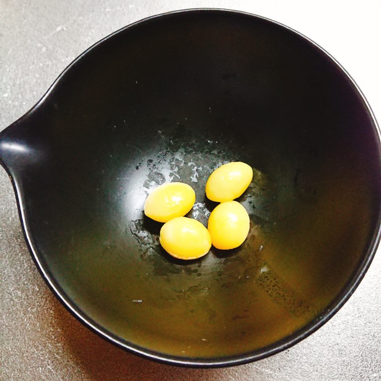 銀杏の煎り方、電子レンジ、フライパン、煎り網を使った方法。 美味を並べて