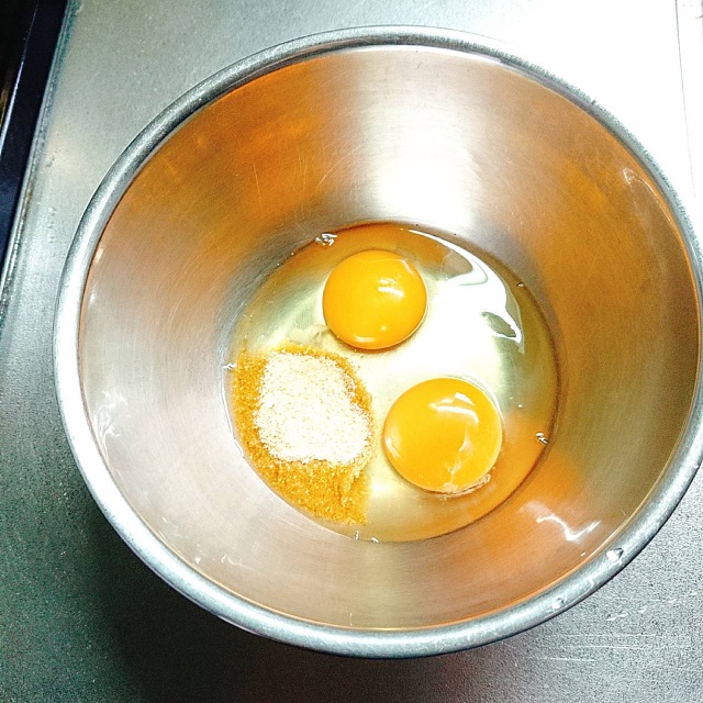 卵2個と砂糖が入ったボウル